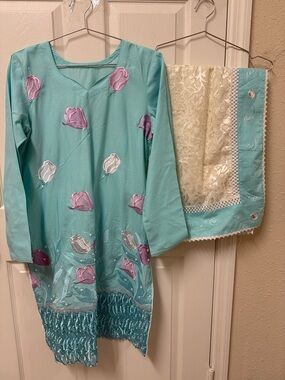 Pakistani Indian Turquoise Embroidered Kurta Set with Cream Lace Dupatta